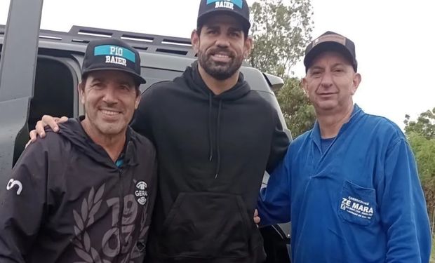 Jogadores de Inter e Grêmio atuam na linha de frente nos resgates em enchentes no RS