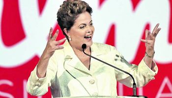 Dilma ganó un ajustado balotaje y prometió unir a Brasil y combatir la corrupción