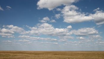 Cielo algo a parcialmente nublado