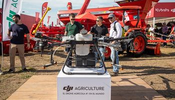 Ya hay ocho drones DJI trabajando en el campo argentino: qué autonomía tiene y las primeras experiencias de aplicación
