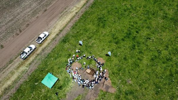 cosecha de agua en un campo de crea