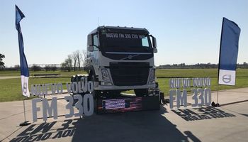 Volvo Trucks lanza el FM 330 6X2T en Argentina