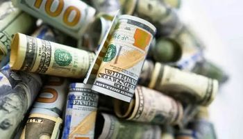 El dólar blue cae, pero no logra alejarse de su nivel máximo del mes