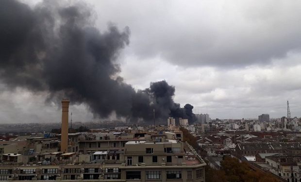 Incendio en Avellaneda: las impresionantes imágenes detrás de la columna de humo