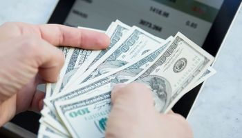 El dólar blue vuelve a subir y el oficial sigue avanzando más rápido