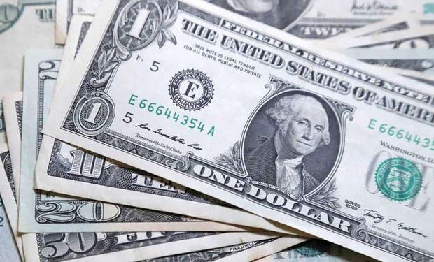 El dólar blue sube y vuelve a acercarse a su récord
