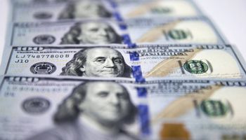 El dólar blue vuelve a subir y amplía la brecha con el oficial