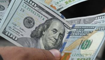 El dólar blue retrocede y mantiene la brecha debajo del 100%