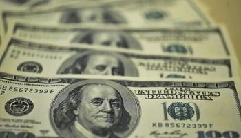 Bolsa bate recorde e dólar cai após aprovação da reforma tributária