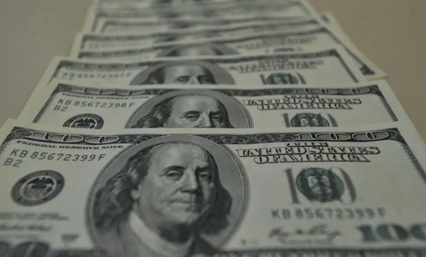 Dólar sobe e fecha acima de R$ 5 pela primeira vez desde outubro