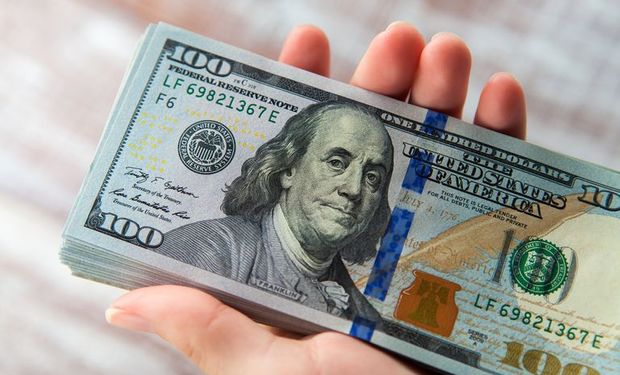 El dólar blue sube y la brecha con el oficial se acerca al 90%