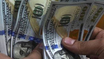 Ya es tendencia: el dólar blue cae pero el BCRA acelera la devaluación