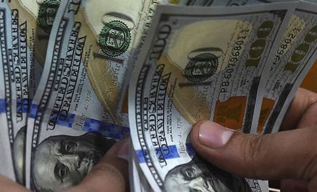 Ya es tendencia: el dólar blue cae pero el BCRA acelera la devaluación
