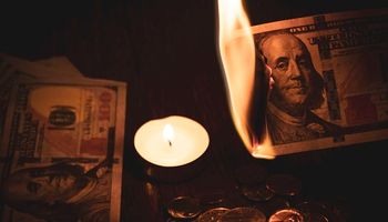 A cuánto va a estar el dólar blue en 2023: la alarmante cifra que lanzó un consultor y una "bomba de tiempo" que hay en la economía