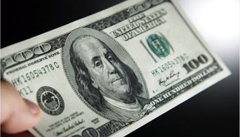 El dólar blue cayó en la primera rueda del año