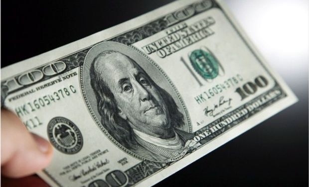 El dólar blue cayó en la primera rueda del año