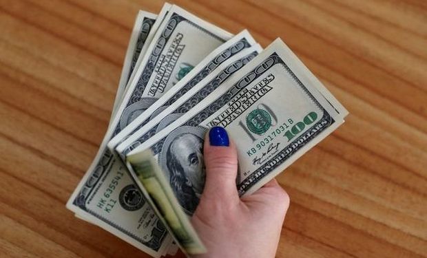 Dólar récord: el blue trepó hasta los $187 y la brecha volvió a superar el 90%