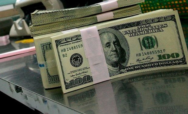 El dólar blue retrocede, pero la brecha no logra perforar el piso de 85%