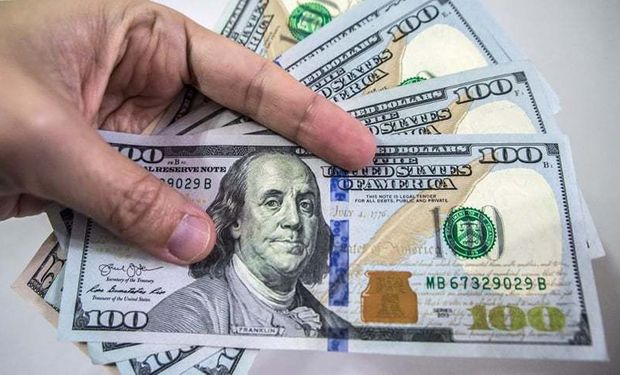 El dólar blue bajó tras el entendimiento con el FMI y la brecha se acerca de nuevo al 100%