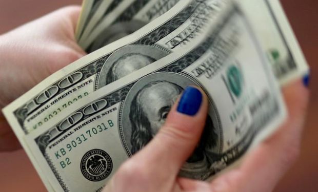 Dólar hoy: el blue perfora los $300 tras el anuncio de superministerio con Massa