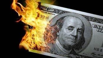 Dólar blue hoy: a cuánto cotiza este jueves 29 de abril y qué tan atrasado está el dólar oficial