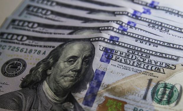 Moeda norte-americana está no menor nível desde 20 de abril do ano passado, quando tinha fechado em R$ 4,61