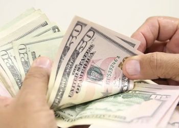 Ataque ao Irã eleva tensão global e pressiona dólar e petróleo