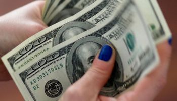 Dólar hoy: el blue marca un nuevo récord y el dólar financiero se acerca a $305