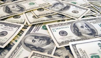 Dólar oficial ascendió un centavo a $ 6,56 y el blue a $ 10,30