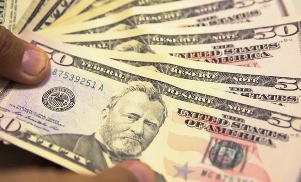 Dólar dispara após dados de emprego no Brasil e ameaças de Trump