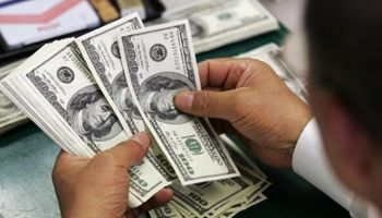 El dólar blue retrocede y el BCRA pisa el freno en el oficial