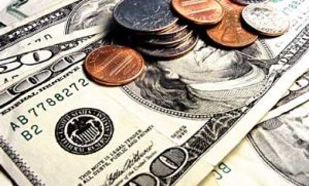 Ademas volvió a presionar al "blue" la sostenida oferta de "dólar ahorro" por parte de quienes luego de adquirir en los bancos las divisas que autoriza la AFIP.