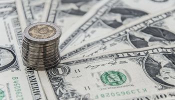 Dólar oficial subió tres centavos a  $ 7,935, el blue bajó