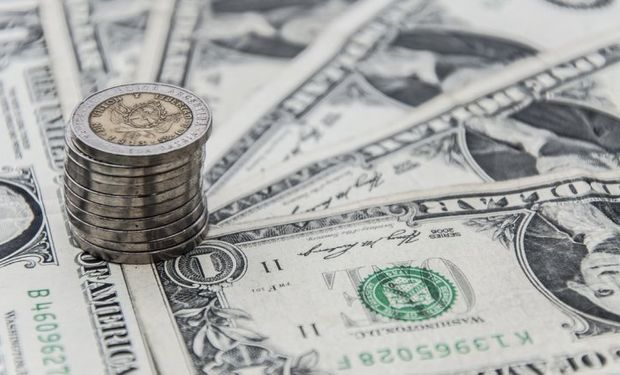 Dólar oficial subió tres centavos a  $ 7,935, el blue bajó