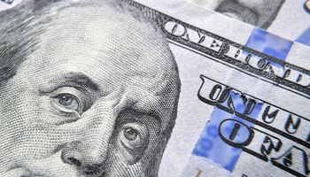 Baja el dólar tras las medidas del Gobierno sobre el mercado de cambios