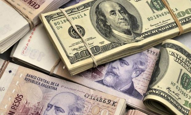 El dólar retrocedió otros tres centavos a $15,80.