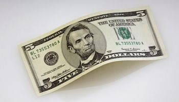 Dólar: el blue revirtió la suba y se desplomó $ 10 en una rueda de compras para el Central