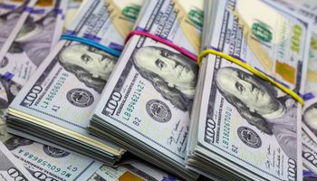 Dólar récord en medio de allanamientos: el blue alcanzó los $183 y el Contado con Liqui $ 180,3