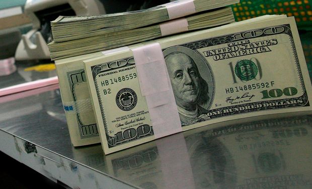 El dólar blue cayó hasta tocar $ 9 y la brecha con el oficial es menor al 50%