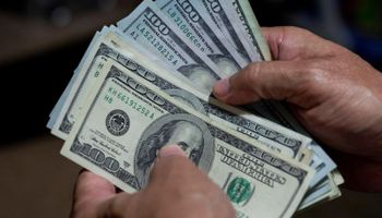 Dólar blue falso: llegó ¿cómo es el billete de Varsovia, y por qué evade los controles de seguridad?