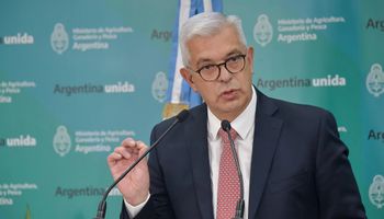 Domínguez garantizó el abastecimiento de gasoil y anunció la llegada de tres barcos en medio del conflicto