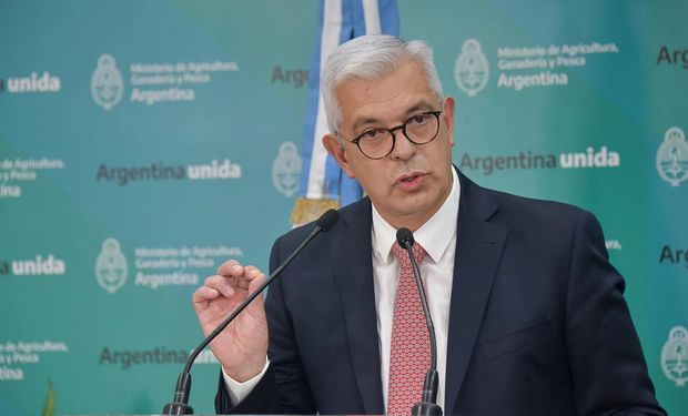 Domínguez garantizó el abastecimiento de gasoil y anunció la llegada de tres barcos en medio del conflicto