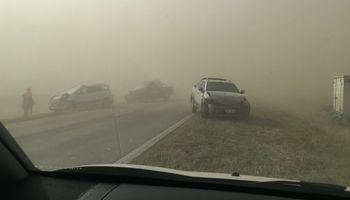 Impresionante tormenta de tierra y polvo en el centro del país
