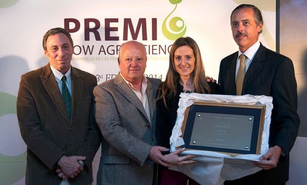 Primer Premio Pymes: Prof. José María Orozco, ISEA de Soc. Rural Argentina. Ing. Alberto Cerini , Ing. Dolores Cerini; EL HINOJO SA, Paraná Entre Ríos. Sr. Alfredo Paseyro, Presidente Asoc. Semilleros Argentina.
