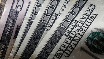 Dólar hoy: a cuánto cotiza el dólar blue tras el récord de la era Massa y cómo queda la brecha