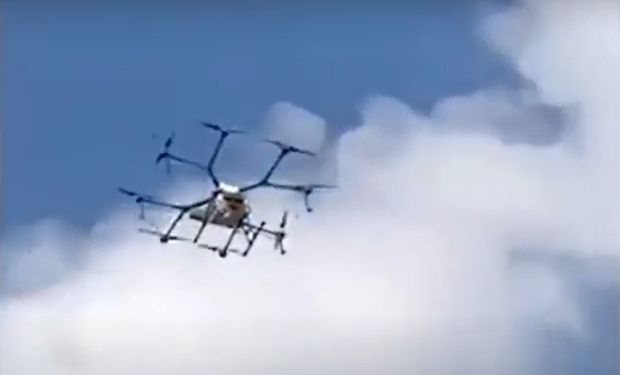 Imagem mostra o drone que foi usado para jogar "esgoto" em participantes. (captação de vídeo)