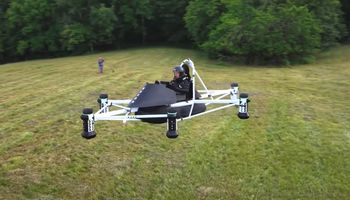 Drone agrícola gigante leva agricultores para as alturas