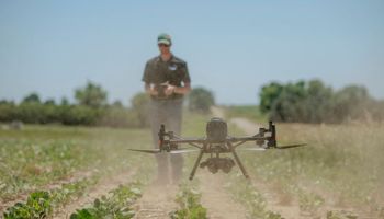 John Deere adquire empresa dos EUA e integra monitoramento com drones às soluções no campo