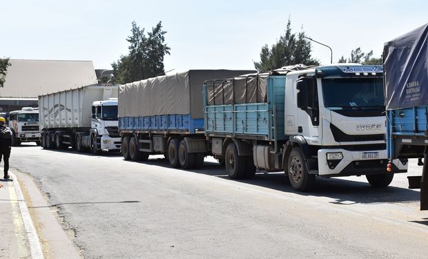 Cobrarían hasta 45 dólares por camión con granos: el plan de Santa Fe para ordenar el ingreso a los puertos