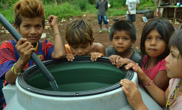 Proyecto de acceso integral al agua en Ñamandú, Misiones. La escuela y las familias de la comunidad disfrutan de agua potable.